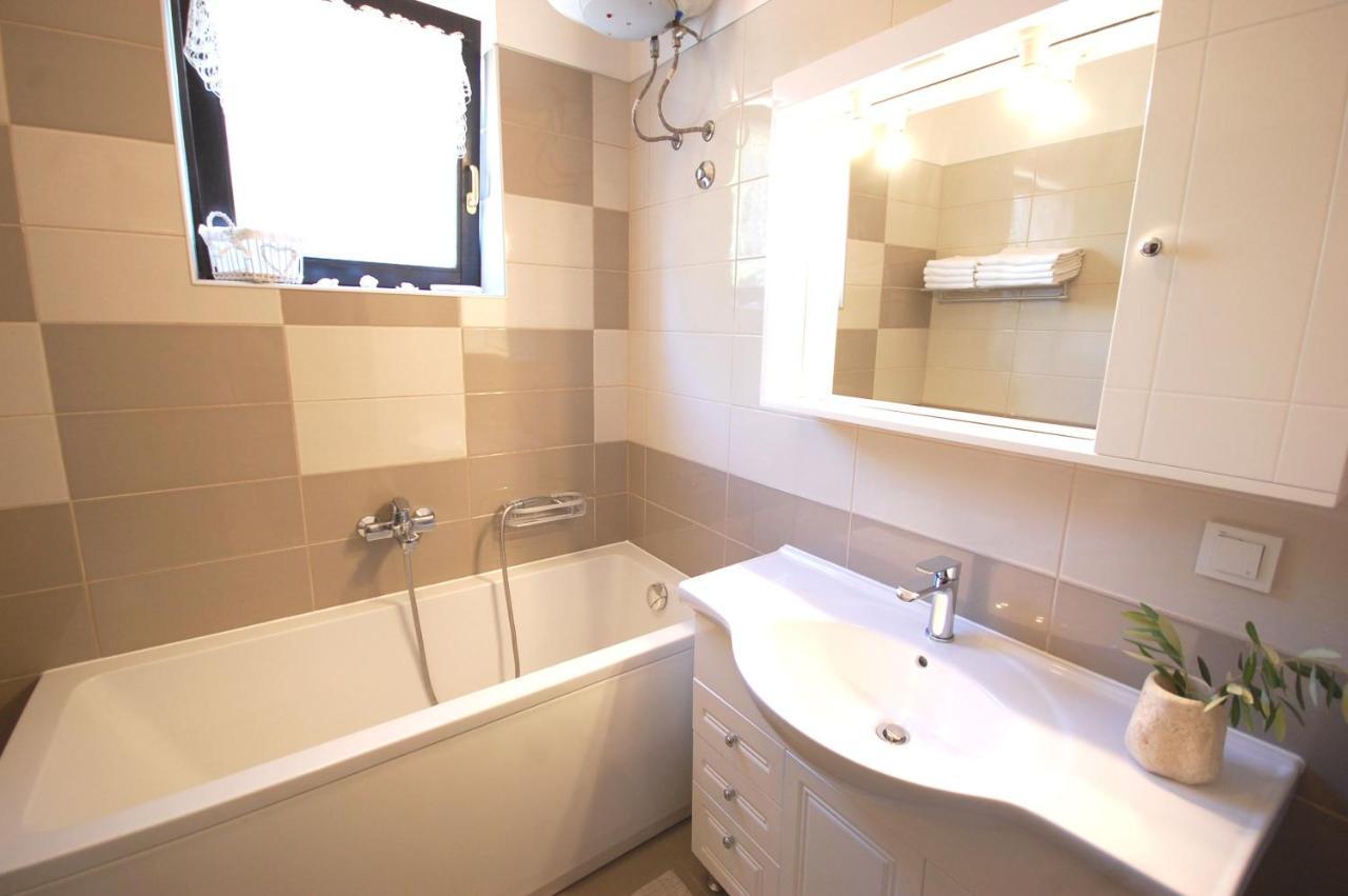Apartment Margareta By El-Pi Tours Njivice Εξωτερικό φωτογραφία