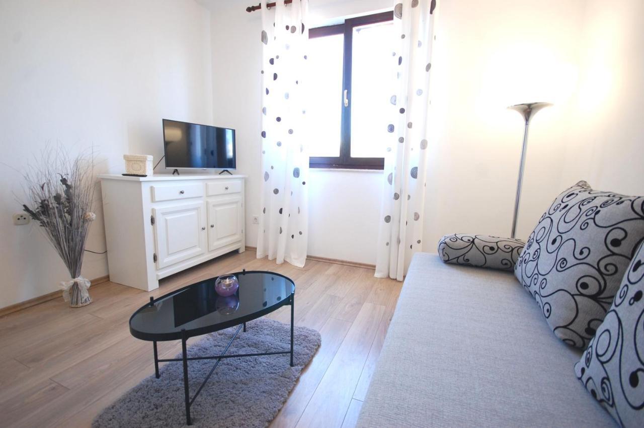 Apartment Margareta By El-Pi Tours Njivice Εξωτερικό φωτογραφία