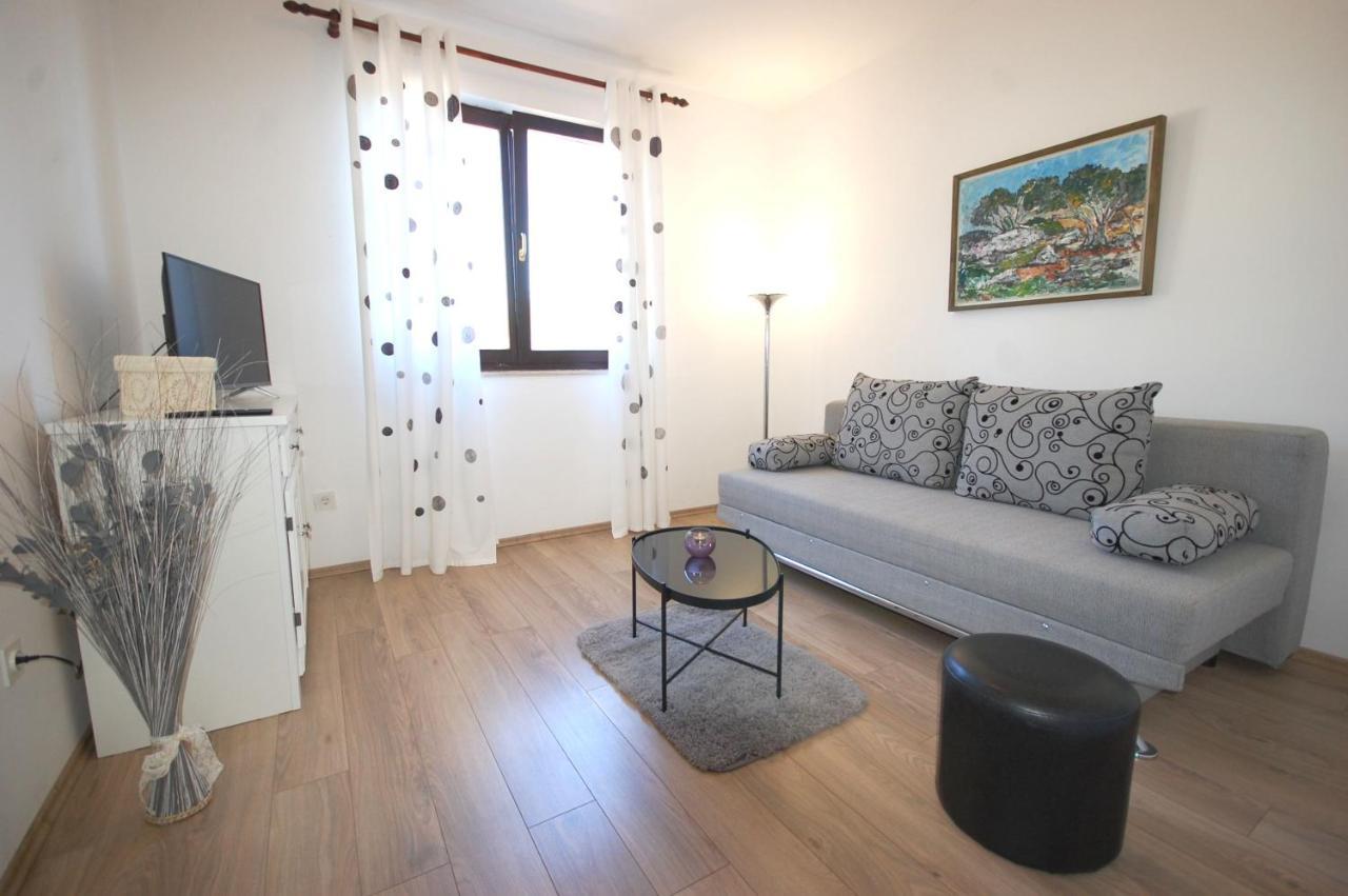 Apartment Margareta By El-Pi Tours Njivice Εξωτερικό φωτογραφία